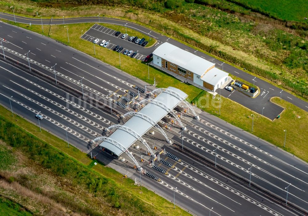 Luftbild Limerick - Autobahn- Mautstation und Zahlpunkt der N18 vor dem Shannontunnel in in Limerick, Irland