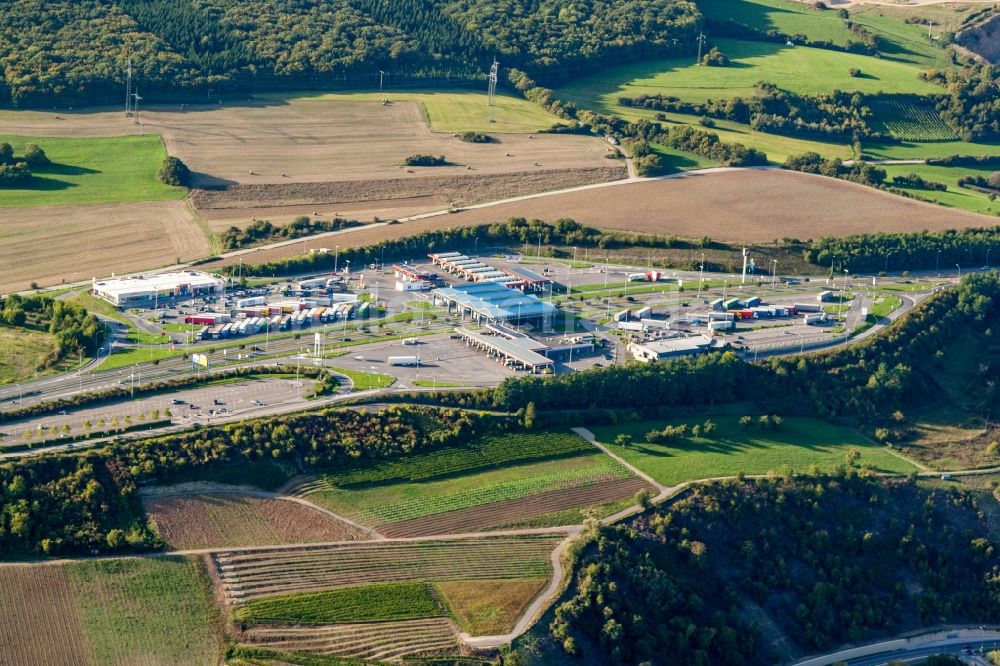 Mertert aus der Vogelperspektive: Autobahn Raststätte Aire de Wasserbillig am Rand des Verlaufes der Autobahn BAB A1 in Mertert in Grevenmacher, Luxemburg