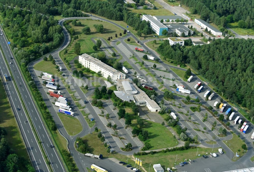 Luftbild Hohen Neuendorf - Autobahn Raststätte - Autohof Stolper Heide am Rand des Verlaufes der Autobahn BAB 111 in Hohen Neuendorf im Bundesland Brandenburg, Deutschland