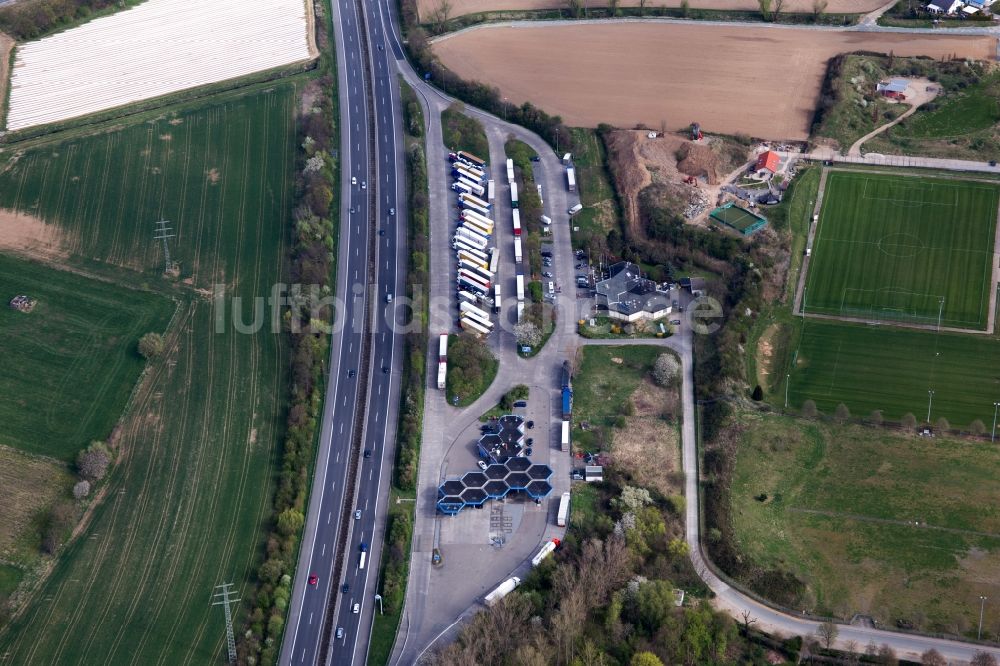 Luftaufnahme Bensheim - Autobahn Raststätte Bergstraße am Rand des Verlaufes der Autobahn BAB A5 im Ortsteil Auerbach in Bensheim im Bundesland Hessen