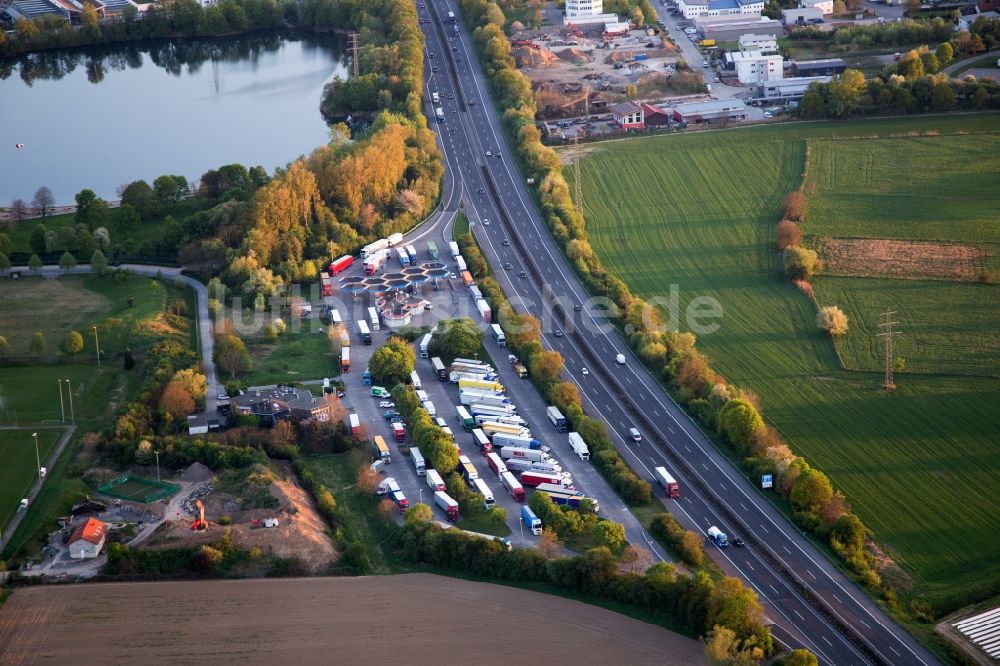 Luftbild Bensheim - Autobahn Raststätte Bergstraße am Rand des Verlaufes der Autobahn BAB A5 im Ortsteil Auerbach in Bensheim im Bundesland Hessen