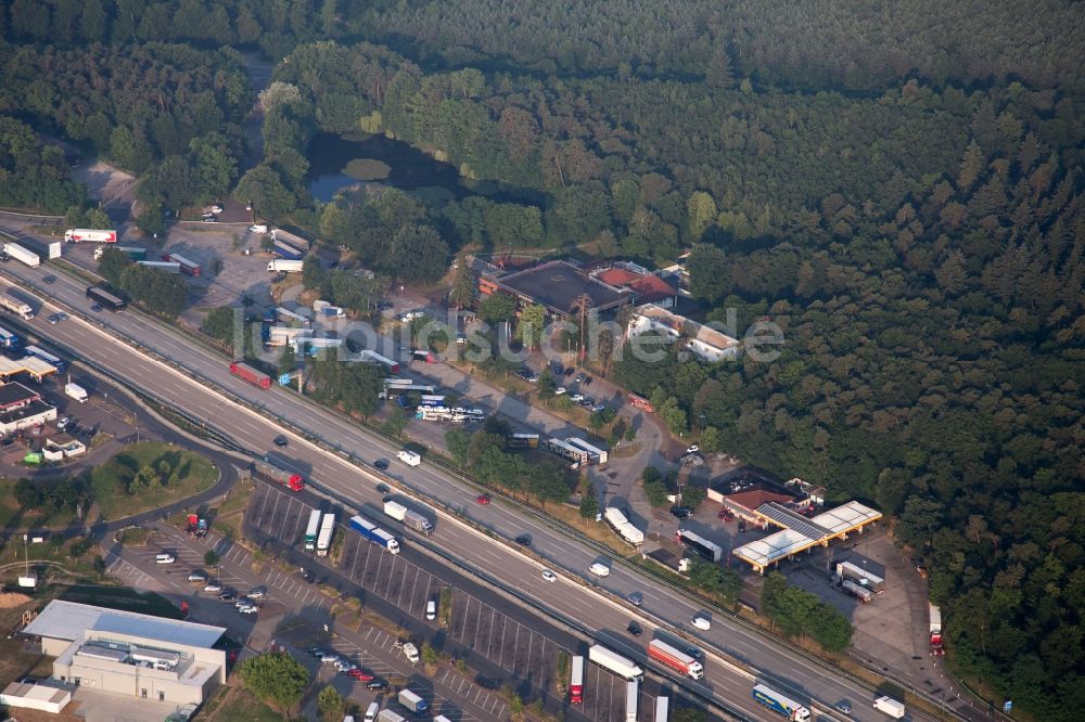 Forst von oben - Autobahn Raststätte Bruchsal am Rand des Verlaufes der Autobahn BAB A5 in Forst im Bundesland Baden-Württemberg