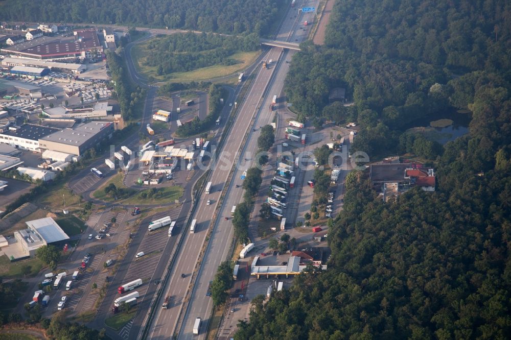 Forst aus der Vogelperspektive: Autobahn Raststätte Bruchsal am Rand des Verlaufes der Autobahn BAB A5 in Forst im Bundesland Baden-Württemberg