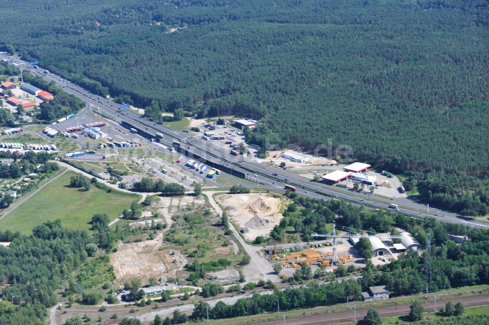 Michendorf aus der Vogelperspektive: Autobahn Raststätte Michendorf mit Tankstelle und LKW- Parkplatz an der Bundesautobahn BAB A 10