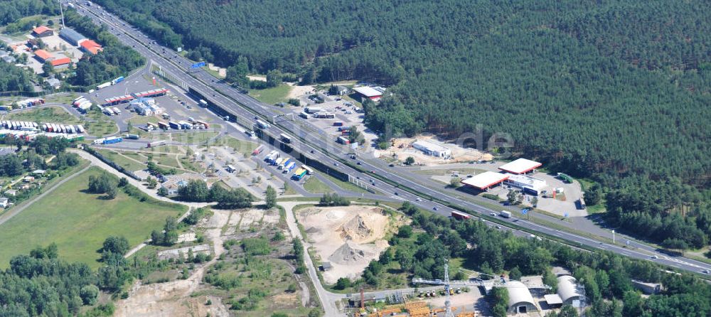 Luftbild Michendorf - Autobahn Raststätte Michendorf mit Tankstelle und LKW- Parkplatz an der Bundesautobahn BAB A 10