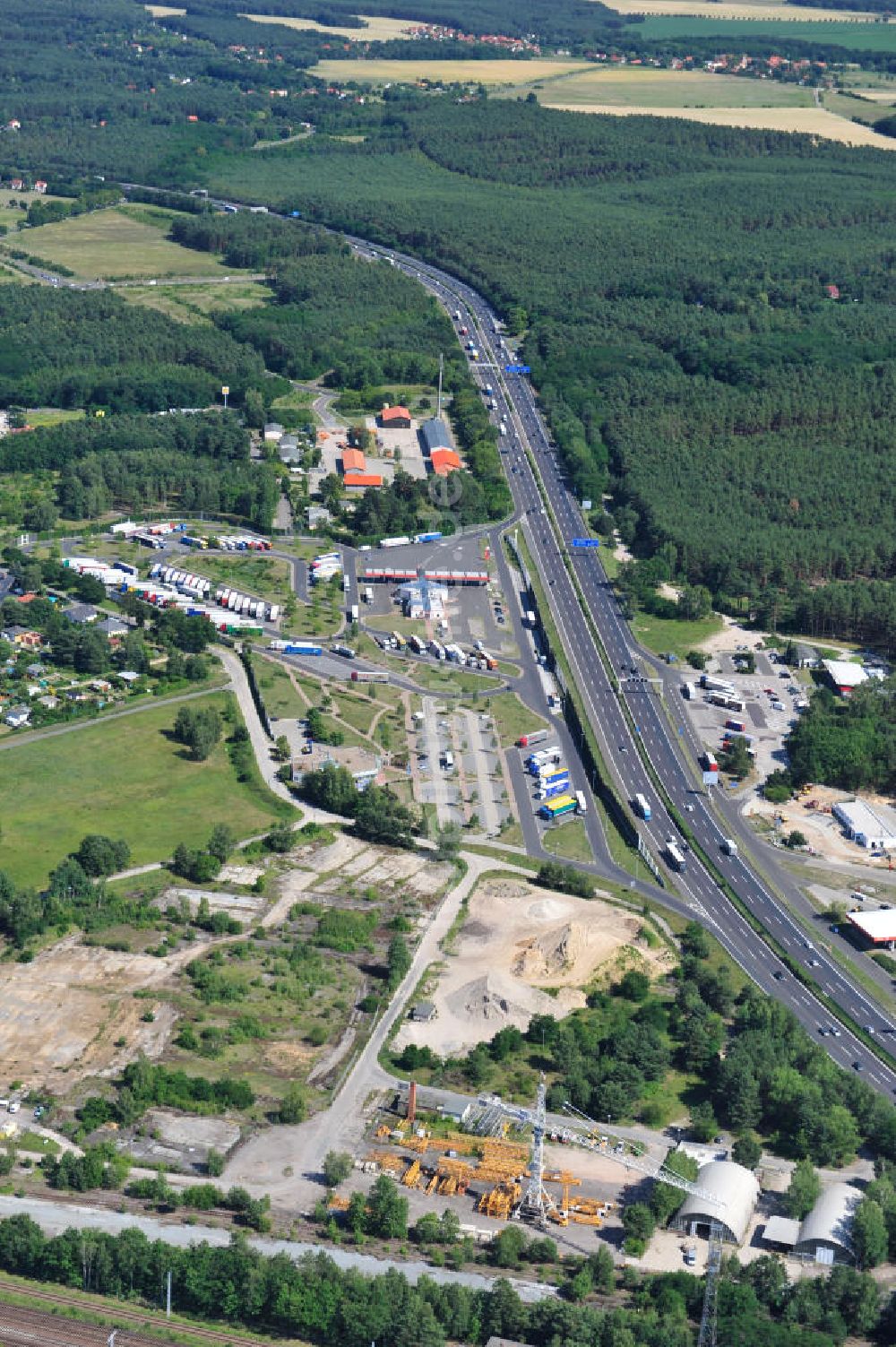 Luftaufnahme Michendorf - Autobahn Raststätte Michendorf mit Tankstelle und LKW- Parkplatz an der Bundesautobahn BAB A 10