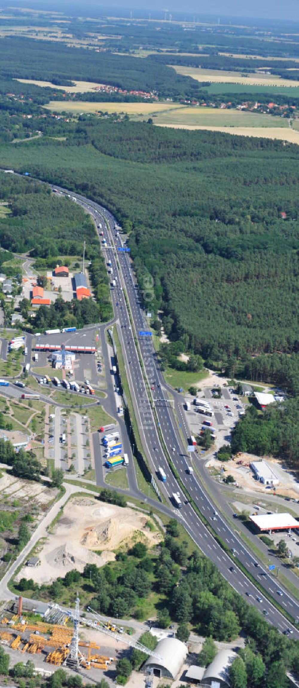 Michendorf von oben - Autobahn Raststätte Michendorf mit Tankstelle und LKW- Parkplatz an der Bundesautobahn BAB A 10