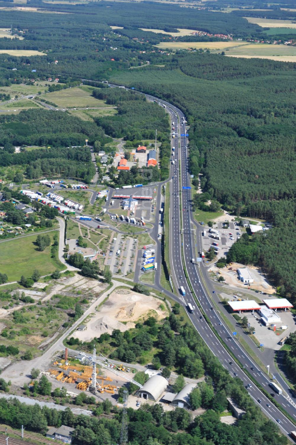 Michendorf aus der Vogelperspektive: Autobahn Raststätte Michendorf mit Tankstelle und LKW- Parkplatz an der Bundesautobahn BAB A 10