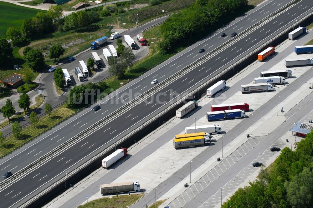 Allersberg aus der Vogelperspektive: Autobahn- Raststätte und Parkplatz der BAB A9 in Allersberg im Bundesland Bayern, Deutschland