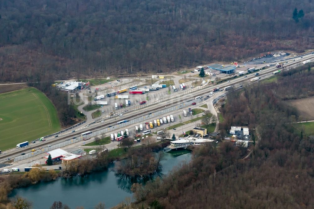 Mahlberg von oben - Autobahn- Raststätte und Parkplatz der BAB A5 bei Mahlberg in Mahlberg im Bundesland Baden-Württemberg, Deutschland