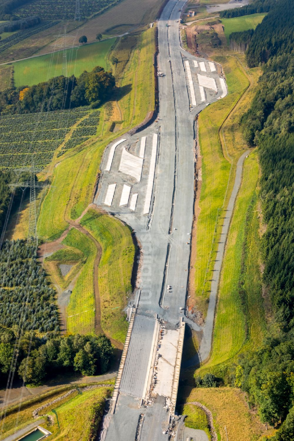 Bestwig von oben - Autobahn- Raststätte und Parkplatz an der BAB A46 in Bestwig im Bundesland Nordrhein-Westfalen, Deutschland