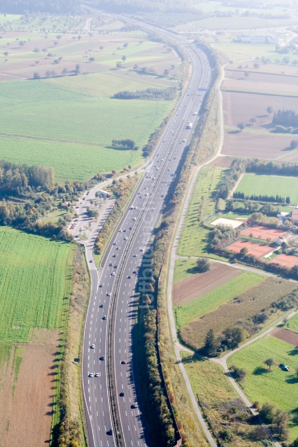 Karlsruhe von oben - Autobahn- Raststätte und Parkplatz der BAB A8 gegenübere den Tennisplätzen des SC Wettersbach e.V. im Ortsteil Hohenwettersbach in Karlsruhe im Bundesland Baden-Württemberg