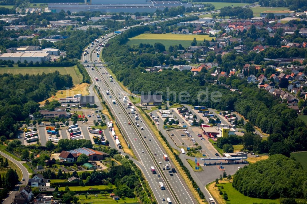 Hamm aus der Vogelperspektive: Autobahn- Raststätte und Parkplatz der BAB A2 in Hamm im Bundesland Nordrhein-Westfalen