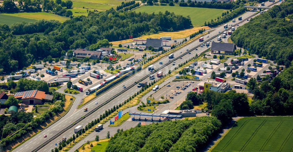 Luftaufnahme Hamm - Autobahn- Raststätte und Parkplatz der BAB A2 in Hamm im Bundesland Nordrhein-Westfalen