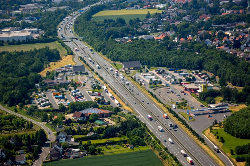 Hamm von oben - Autobahn- Raststätte und Parkplatz der BAB A2 in Hamm im Bundesland Nordrhein-Westfalen