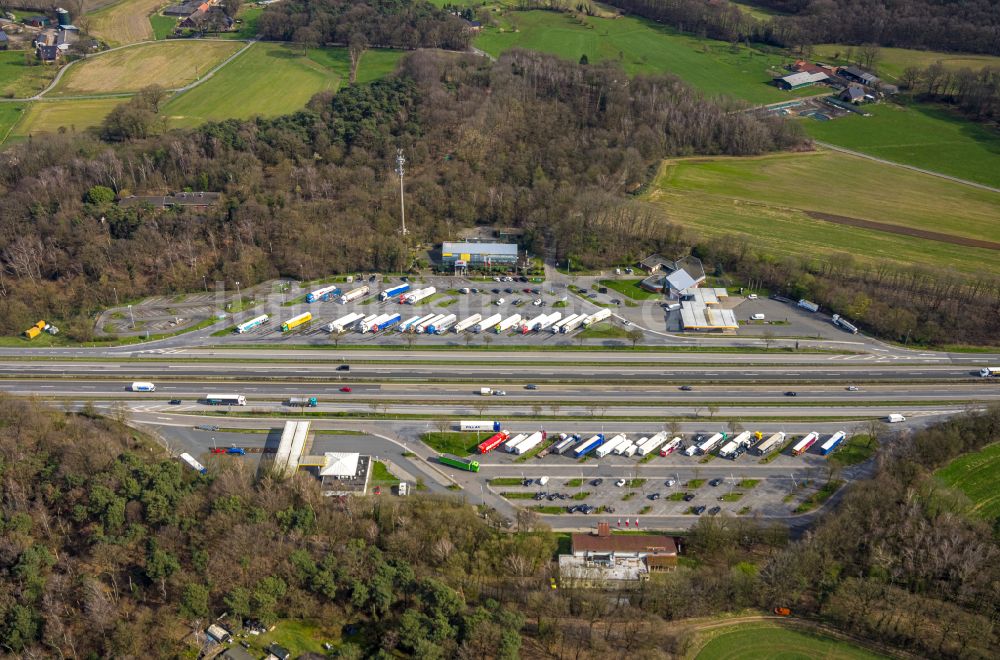 Hünxe von oben - Autobahn- Raststätte und Parkplatz der BAB A3 in Hünxe im Bundesland Nordrhein-Westfalen, Deutschland