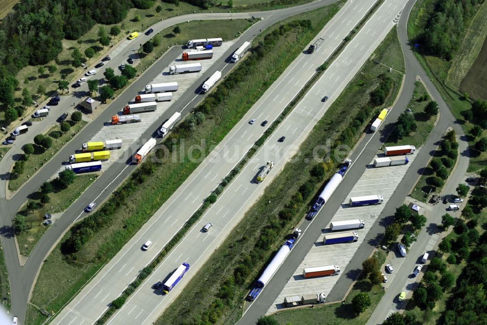 Landsberg von oben - Autobahn- Raststätte und Parkplatz der BAB A9 - Kapellenberg in Landsberg im Bundesland Sachsen-Anhalt, Deutschland