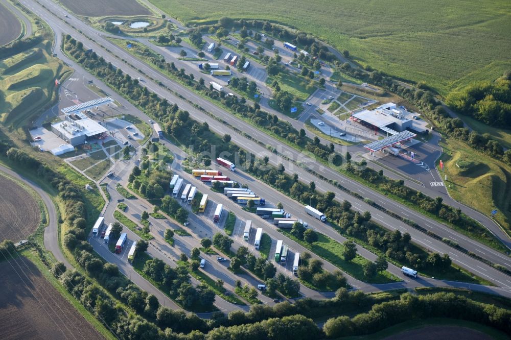 Kirchworbis aus der Vogelperspektive: Autobahn- Raststätte und Parkplatz der BAB A38 in Kirchworbis im Bundesland Thüringen, Deutschland