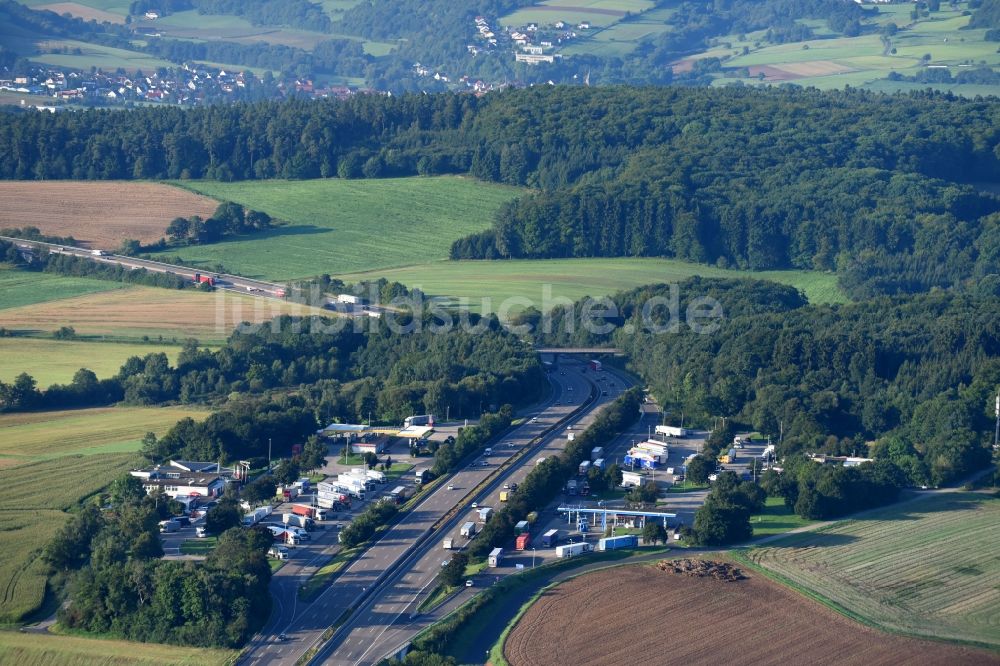 Luftbild Knüllwald - Autobahn- Raststätte und Parkplatz der BAB A7 in Knüllwald im Bundesland Hessen, Deutschland