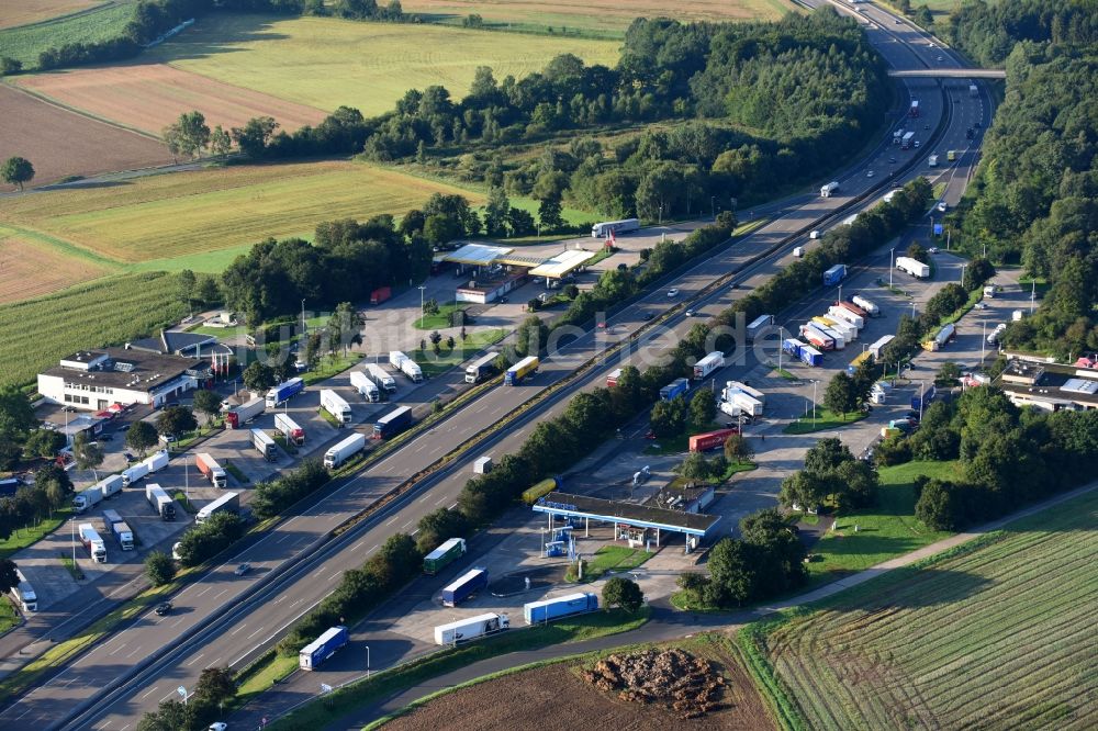 Luftaufnahme Knüllwald - Autobahn- Raststätte und Parkplatz der BAB A7 in Knüllwald im Bundesland Hessen, Deutschland