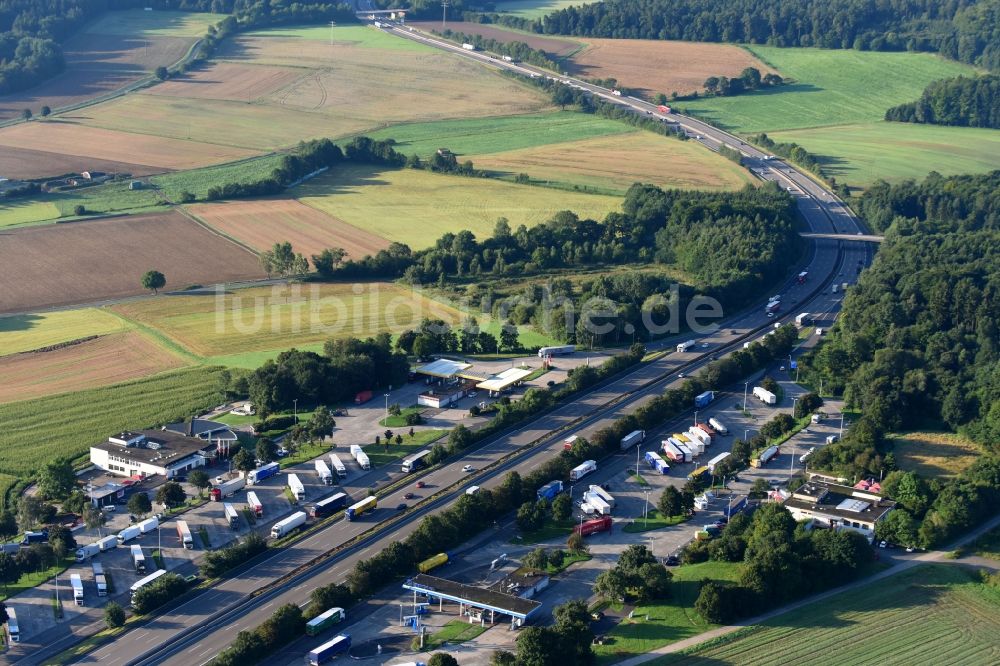 Knüllwald von oben - Autobahn- Raststätte und Parkplatz der BAB A7 in Knüllwald im Bundesland Hessen, Deutschland