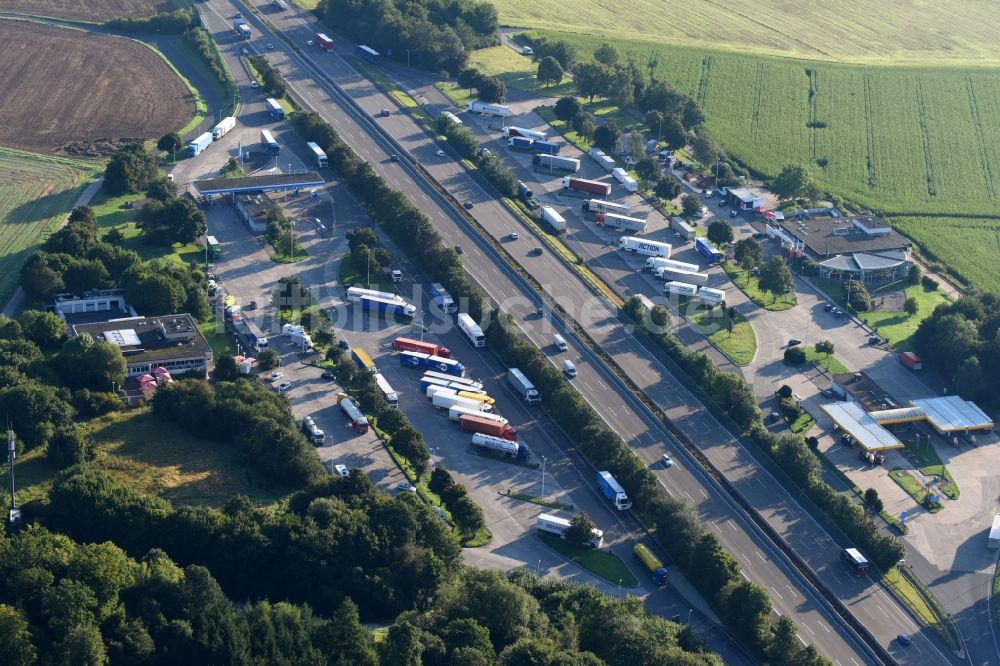 Knüllwald aus der Vogelperspektive: Autobahn- Raststätte und Parkplatz der BAB A7 in Knüllwald im Bundesland Hessen, Deutschland