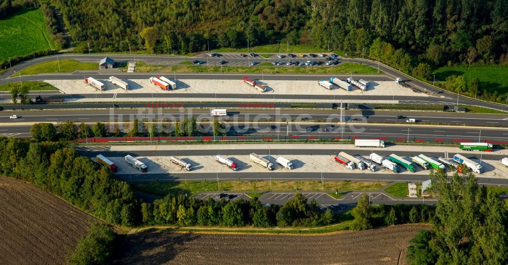 Castrop-Rauxel von oben - Autobahn- Raststätte und Parkplatz der BAB A42 für LKW Lastkraftwagen im Güterverkehr in Castrop-Rauxel im Bundesland Nordrhein-Westfalen