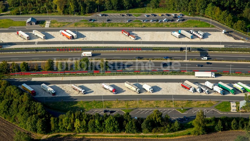 Castrop-Rauxel aus der Vogelperspektive: Autobahn- Raststätte und Parkplatz der BAB A42 für LKW Lastkraftwagen im Güterverkehr in Castrop-Rauxel im Bundesland Nordrhein-Westfalen