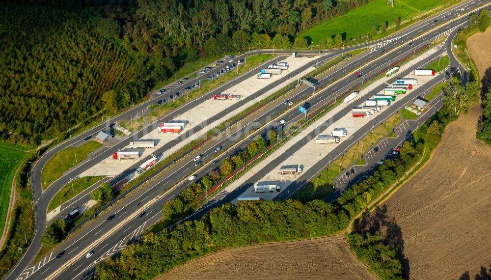 Luftaufnahme Castrop-Rauxel - Autobahn- Raststätte und Parkplatz der BAB A42 für LKW Lastkraftwagen im Güterverkehr in Castrop-Rauxel im Bundesland Nordrhein-Westfalen