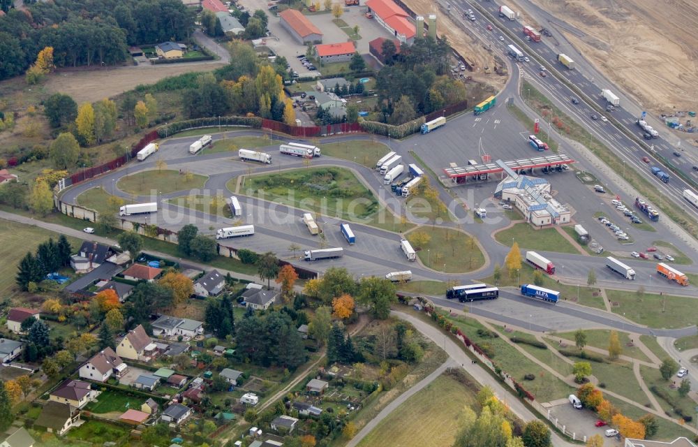 Luftbild Michendorf - Autobahn- Raststätte und Parkplatz der BAB A10 Michendorf in Michendorf im Bundesland Brandenburg