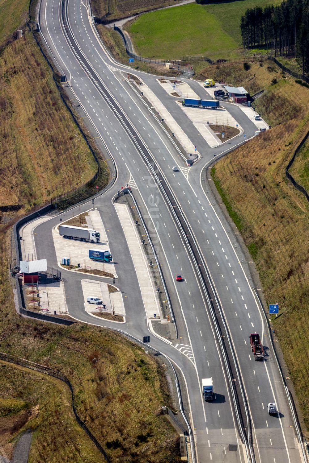 Ostwig von oben - Autobahn- Raststätte und Parkplatz an der BAB A46 in Ostwig im Bundesland Nordrhein-Westfalen, Deutschland