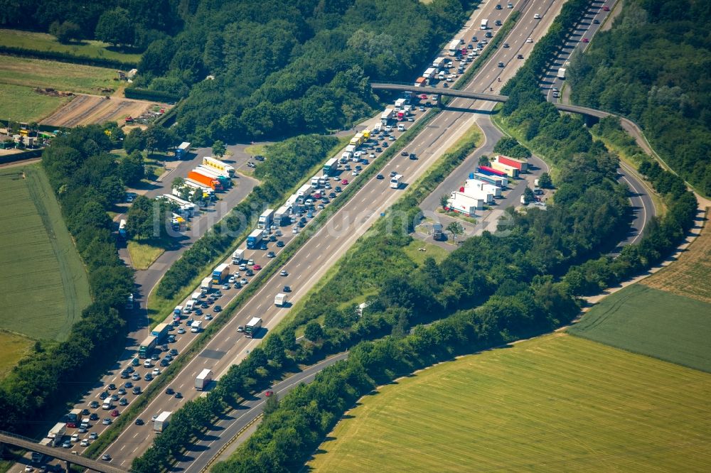 Luftbild Langenfeld (Rheinland) - Autobahn- Raststätte und Parkplatz der BAB A3 Rastplatz Reusrather Heide in Langenfeld (Rheinland) im Bundesland Nordrhein-Westfalen