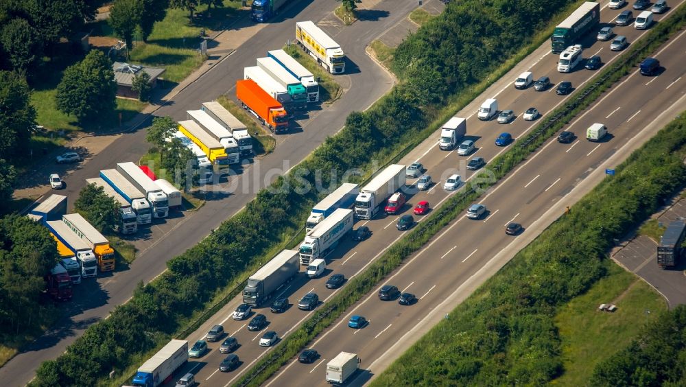 Langenfeld (Rheinland) von oben - Autobahn- Raststätte und Parkplatz der BAB A3 Rastplatz Reusrather Heide in Langenfeld (Rheinland) im Bundesland Nordrhein-Westfalen