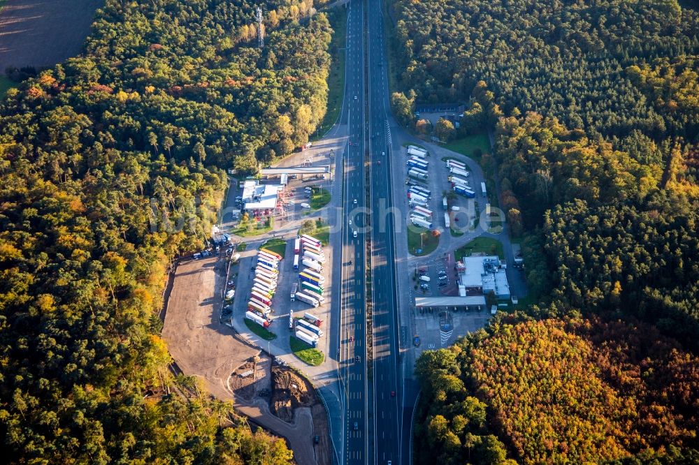 Lorsch von oben - Autobahn- Raststätte und Parkplatz der BAB A Serways Raststätte Lorsch West und der Joachim Schnorbach Tank- Rastanlage Lorsch Ost in Lorsch im Bundesland Hessen, Deutschland