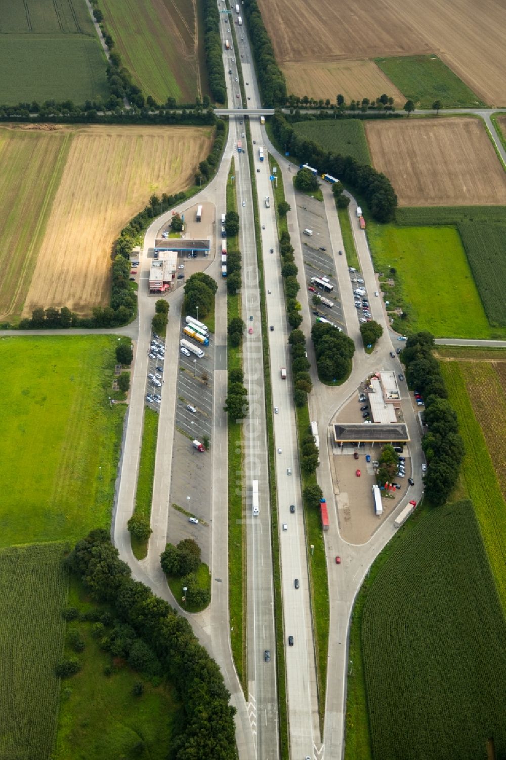 Werl von oben - Autobahn- Raststätte und Parkplatz der BAB A44 in Werl im Bundesland Nordrhein-Westfalen