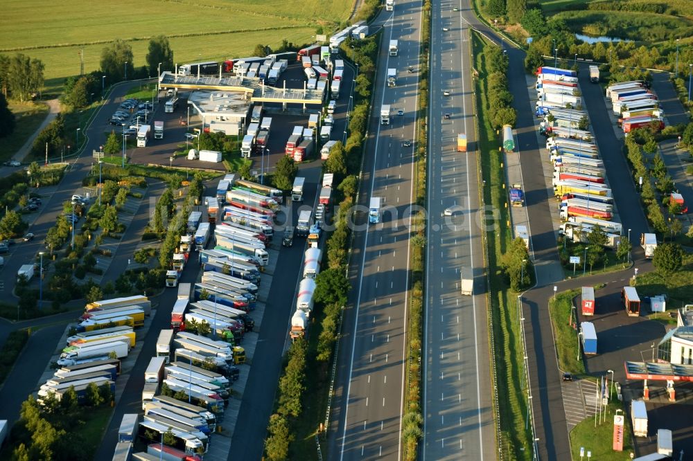 Ziesar von oben - Autobahn- Raststätte und Parkplatz der BAB A2 in Ziesar im Bundesland Brandenburg, Deutschland