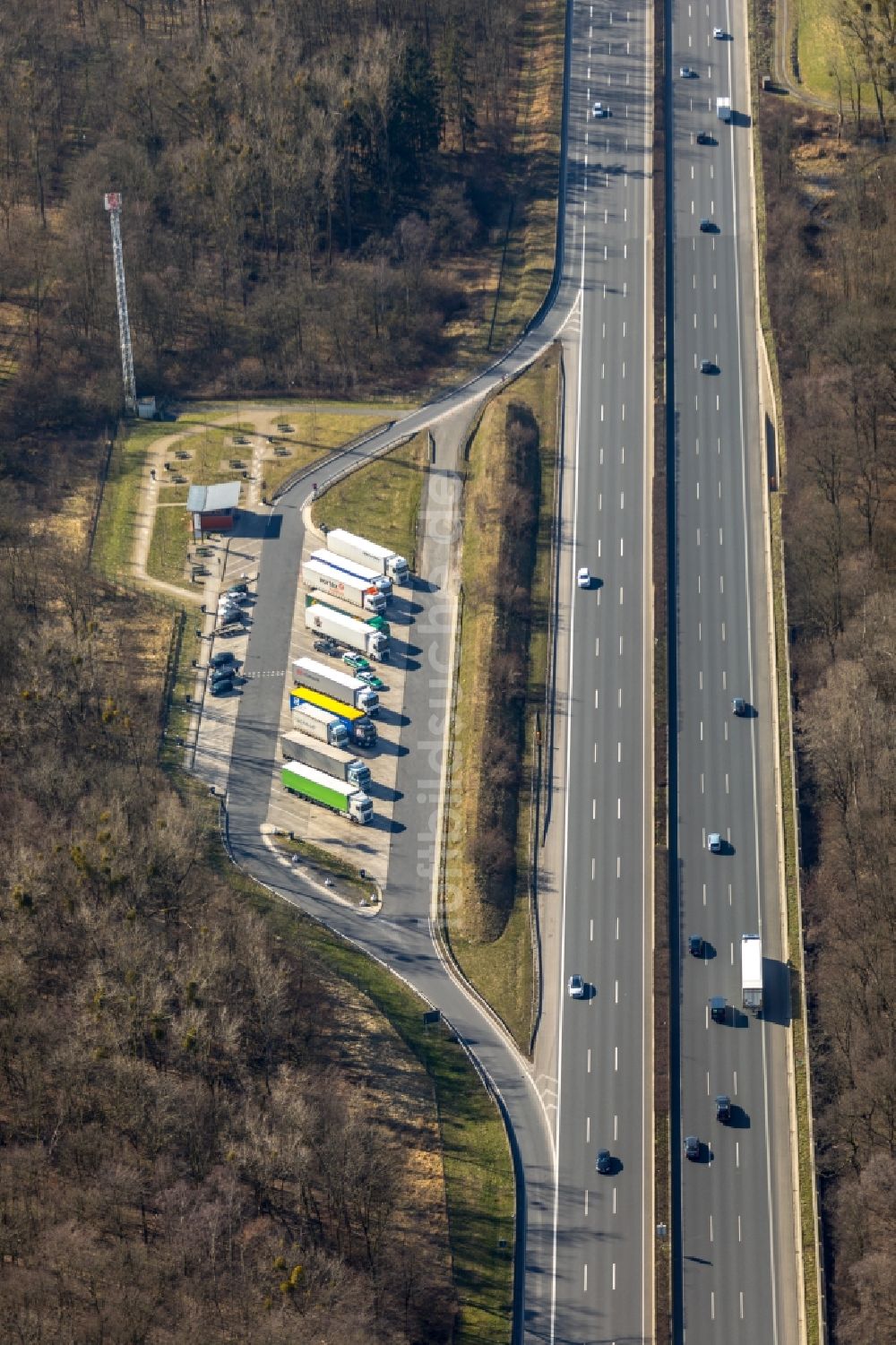 Luftaufnahme Bönen - Autobahn- Raststätte und Parkplatz Kolberg an der BAB A2 in Bönen im Bundesland Nordrhein-Westfalen, Deutschland