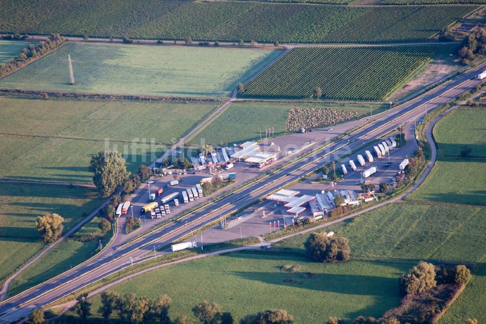 Edesheim von oben - Autobahn Raststätte Pfälzer Weinstrasse am Rand des Verlaufes der Autobahn BAB 65 in Edesheim im Bundesland Rheinland-Pfalz