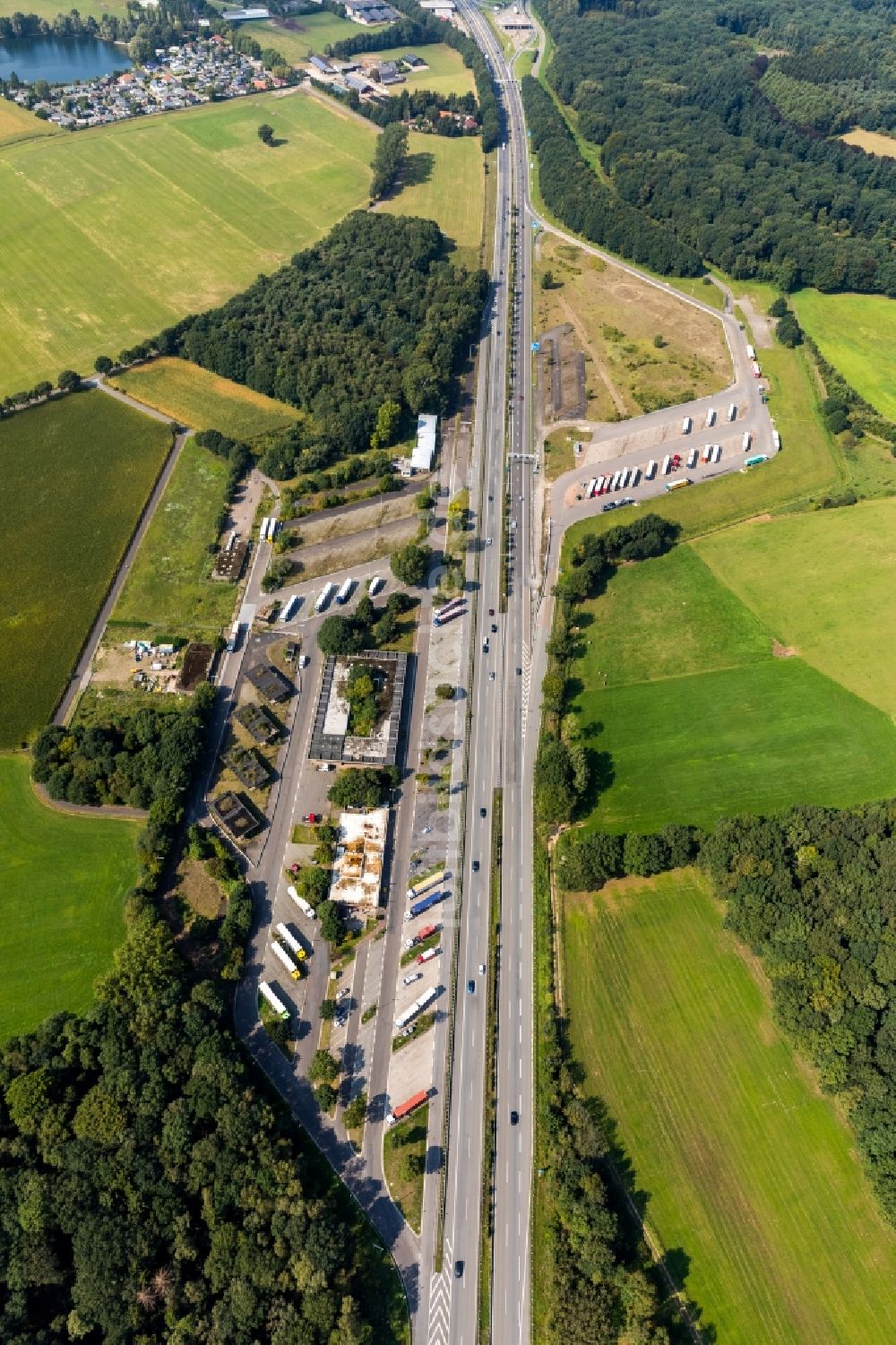 Luftaufnahme Emmerich am Rhein - Autobahn Raststätte am Rand des Verlaufes der Autobahn BAB 3 in Emmerich am Rhein im Bundesland Nordrhein-Westfalen, Deutschland