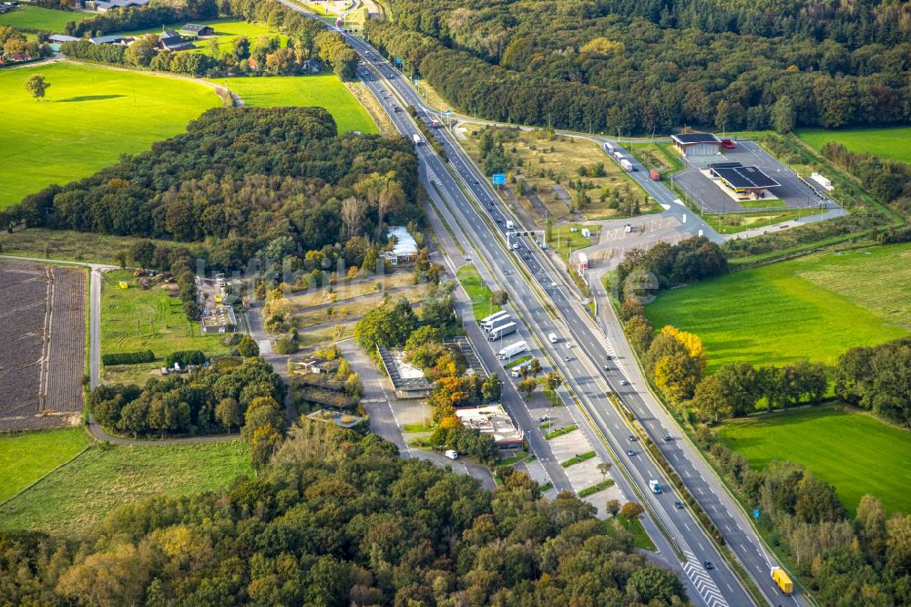 Emmerich am Rhein aus der Vogelperspektive: Autobahn Raststätte am Rand des Verlaufes der Autobahn BAB 3 in Emmerich am Rhein im Bundesland Nordrhein-Westfalen, Deutschland