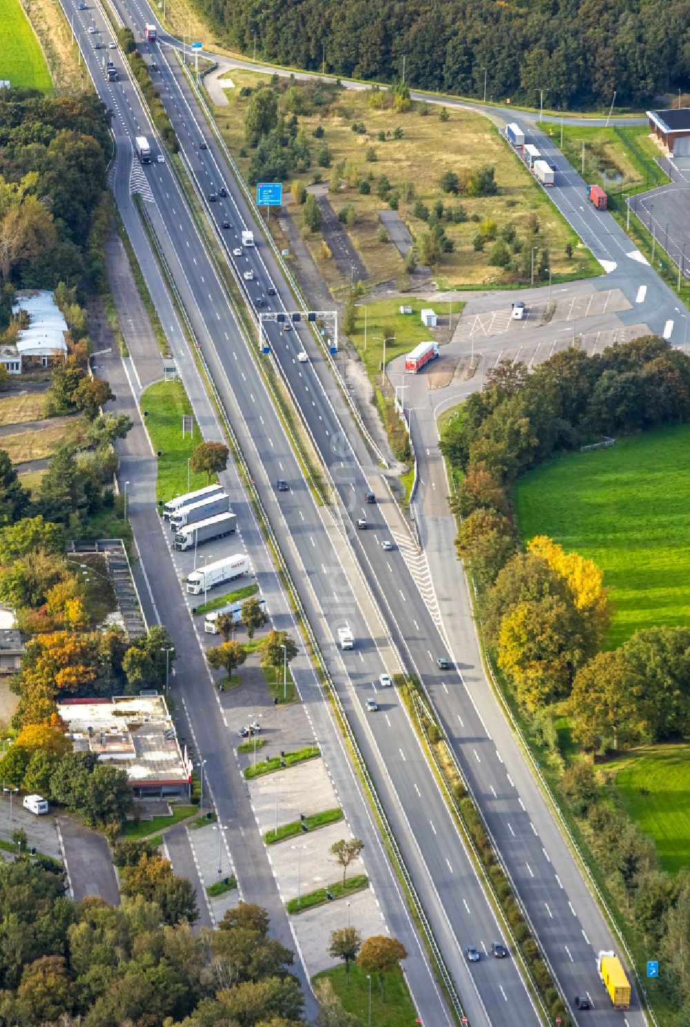 Luftbild Emmerich am Rhein - Autobahn Raststätte am Rand des Verlaufes der Autobahn BAB 3 in Emmerich am Rhein im Bundesland Nordrhein-Westfalen, Deutschland