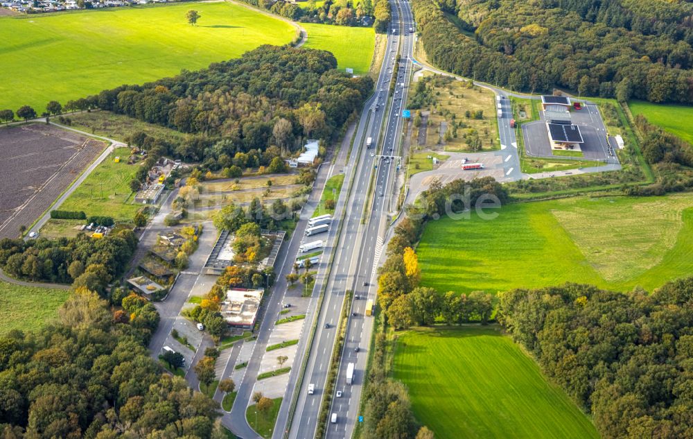 Luftaufnahme Emmerich am Rhein - Autobahn Raststätte am Rand des Verlaufes der Autobahn BAB 3 in Emmerich am Rhein im Bundesland Nordrhein-Westfalen, Deutschland