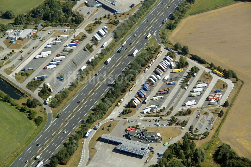 Mittenwalde aus der Vogelperspektive: Autobahn Raststätte am Rand des Verlaufes der Autobahn BAB 10 E30 Am Fichtenplan in Mittenwalde im Bundesland Brandenburg