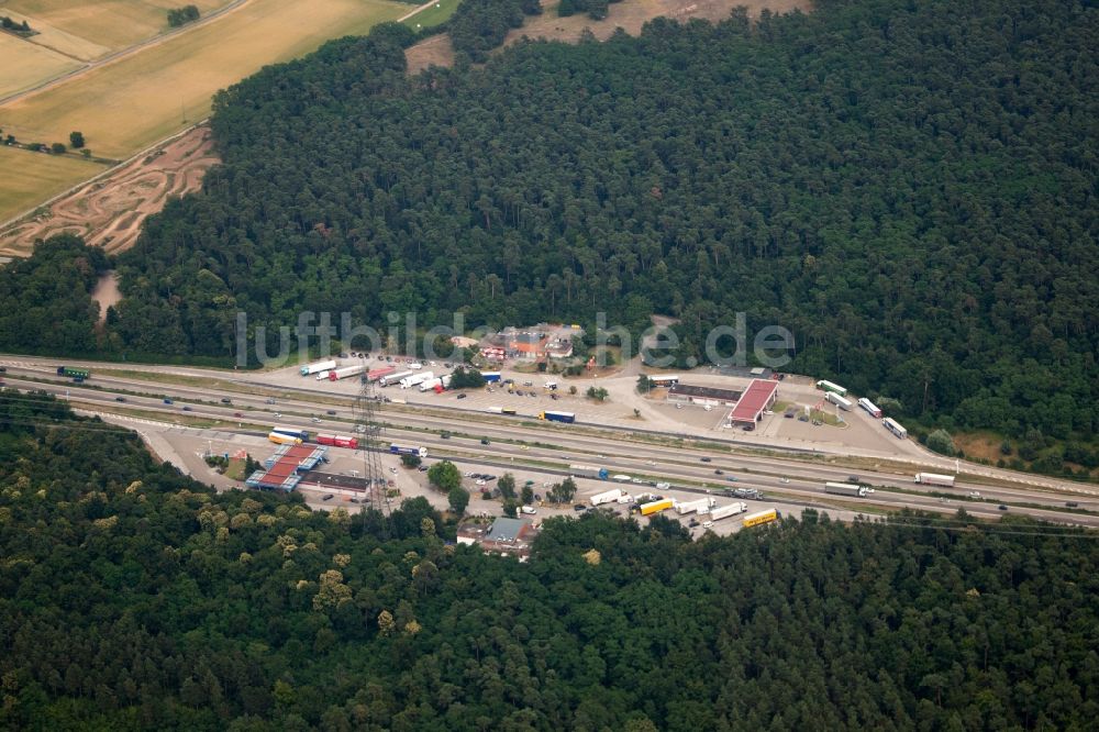 Sandhausen aus der Vogelperspektive: Autobahn Raststätte am Rand des Verlaufes der Autobahn BAB 5 Heidelberg Süd im Ortsteil Sankt Ilgen in Sandhausen im Bundesland Baden-Württemberg