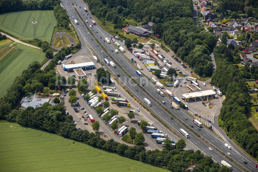 Holzwickede aus der Vogelperspektive: Autobahn Raststätte am Rand des Verlaufes der Autobahn BAB A1 - E37 in Holzwickede im Bundesland Nordrhein-Westfalen