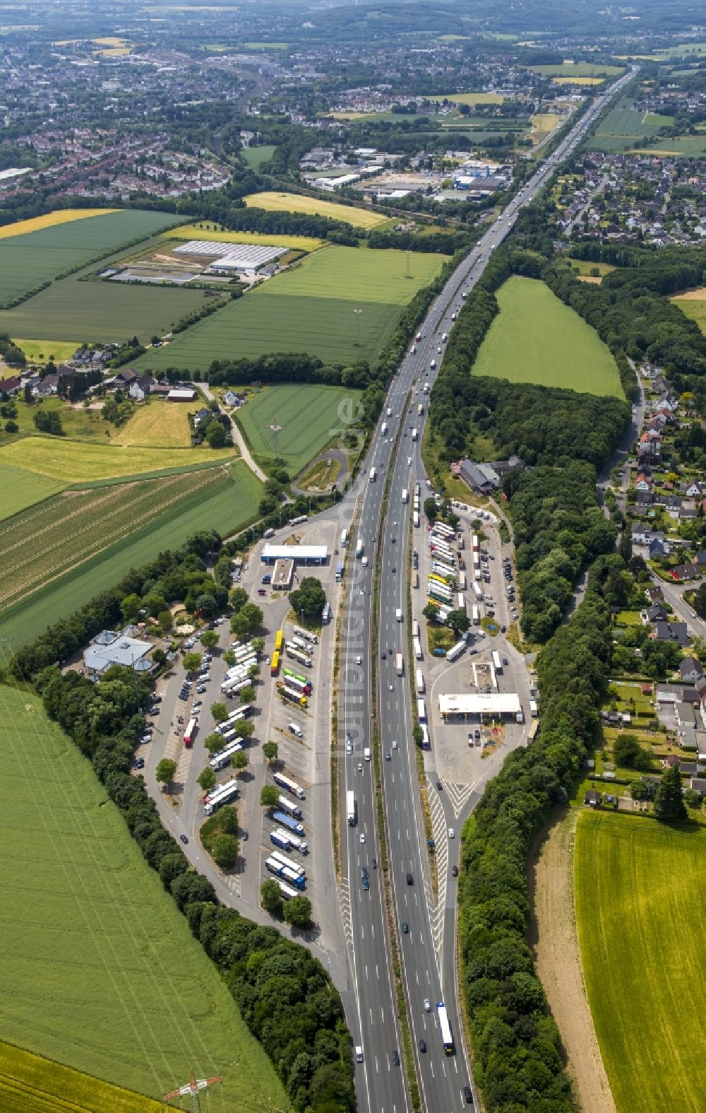 Luftbild Holzwickede - Autobahn Raststätte am Rand des Verlaufes der Autobahn BAB A1 - E37 in Holzwickede im Bundesland Nordrhein-Westfalen