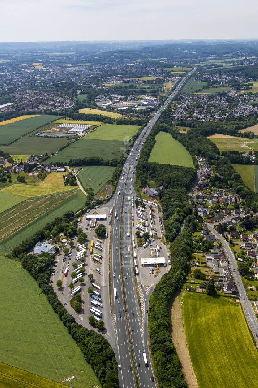 Luftaufnahme Holzwickede - Autobahn Raststätte am Rand des Verlaufes der Autobahn BAB A1 - E37 in Holzwickede im Bundesland Nordrhein-Westfalen