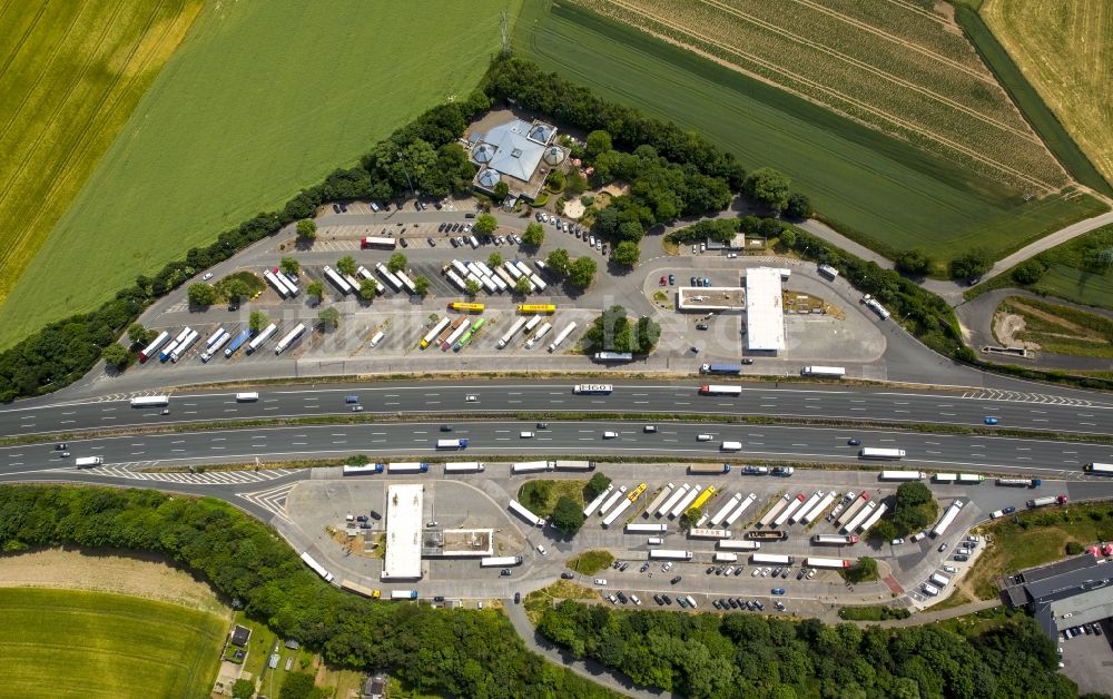 Holzwickede von oben - Autobahn Raststätte am Rand des Verlaufes der Autobahn BAB A1 - E37 in Holzwickede im Bundesland Nordrhein-Westfalen