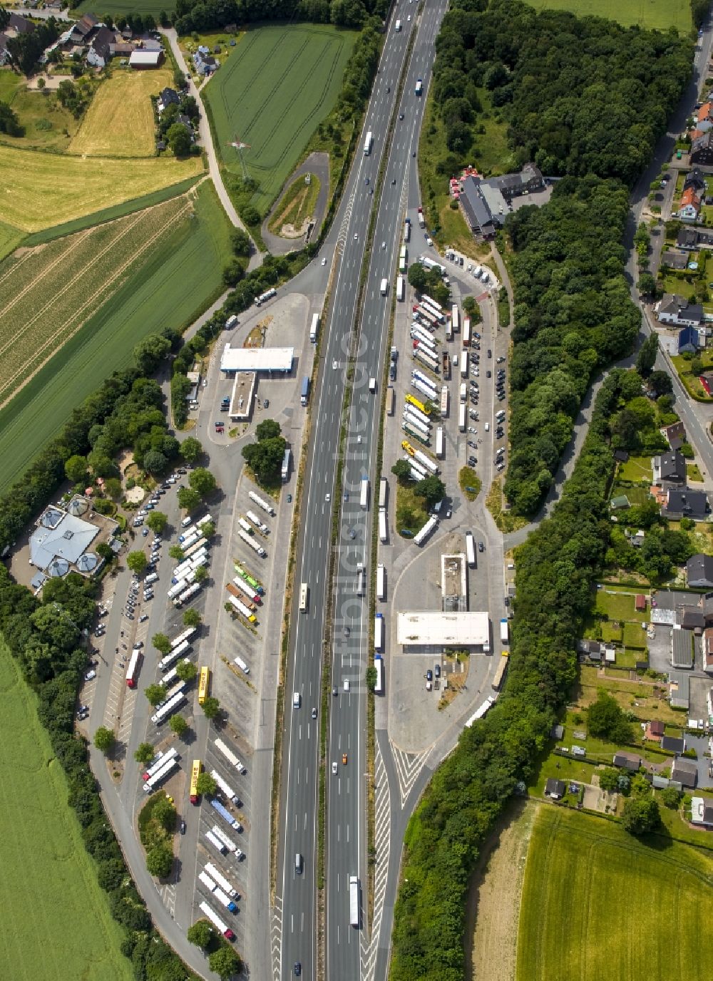 Holzwickede aus der Vogelperspektive: Autobahn Raststätte am Rand des Verlaufes der Autobahn BAB A1 - E37 in Holzwickede im Bundesland Nordrhein-Westfalen