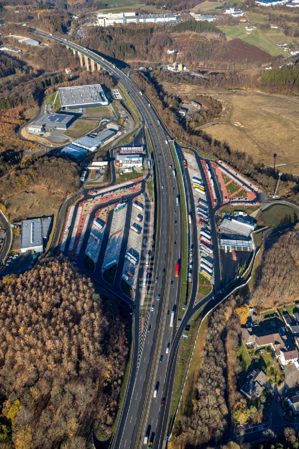 Luftaufnahme Lüdenscheid - Autobahn Raststätte am Rand des Verlaufes der Autobahn BAB 45 in Lüdenscheid im Bundesland Nordrhein-Westfalen, Deutschland